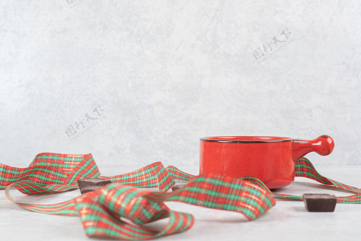 餐拿铁 丝带和巧克力块在大理石表面食物丝带咖啡