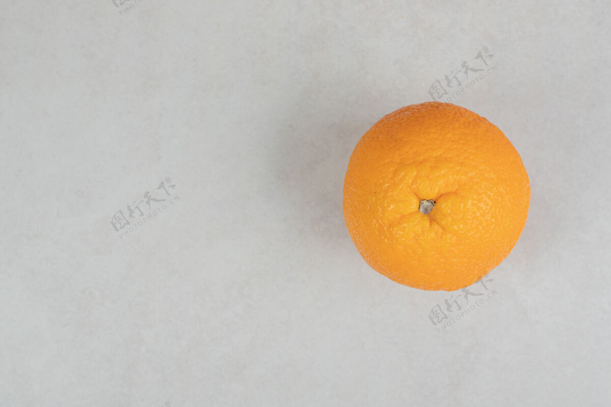 美味新鲜的整个橙色的灰色表面柑橘多汁异国情调