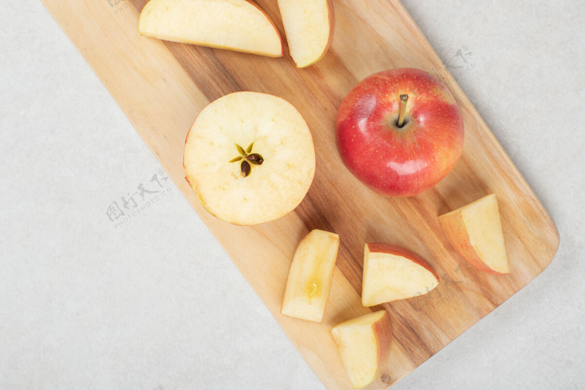 成熟一整片红苹果放在木板上食品切片可口