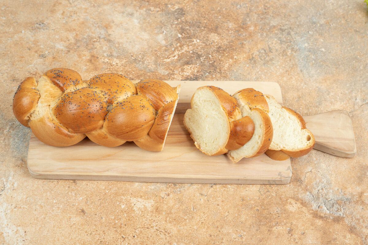 食物把新鲜的白面包片放在木砧板上新鲜的自然烹饪