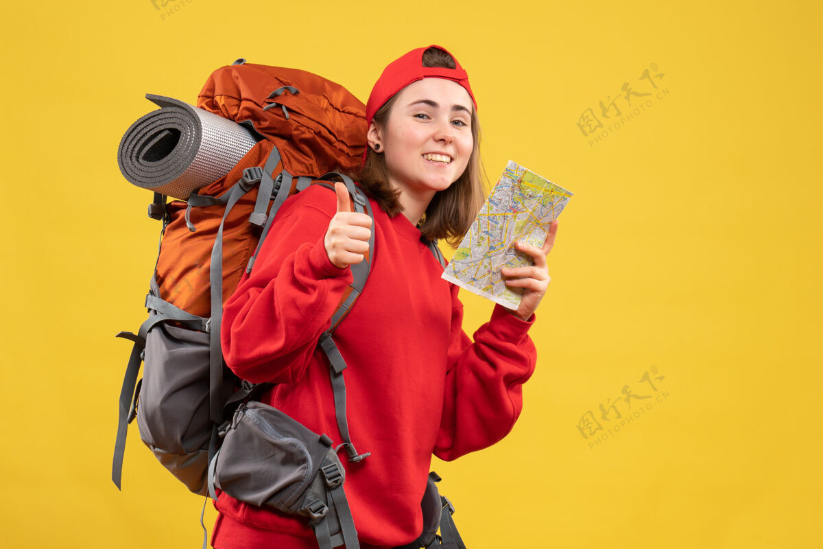 举行正面图快乐女背包客拿着旅游地图放弃拇指地图人成人