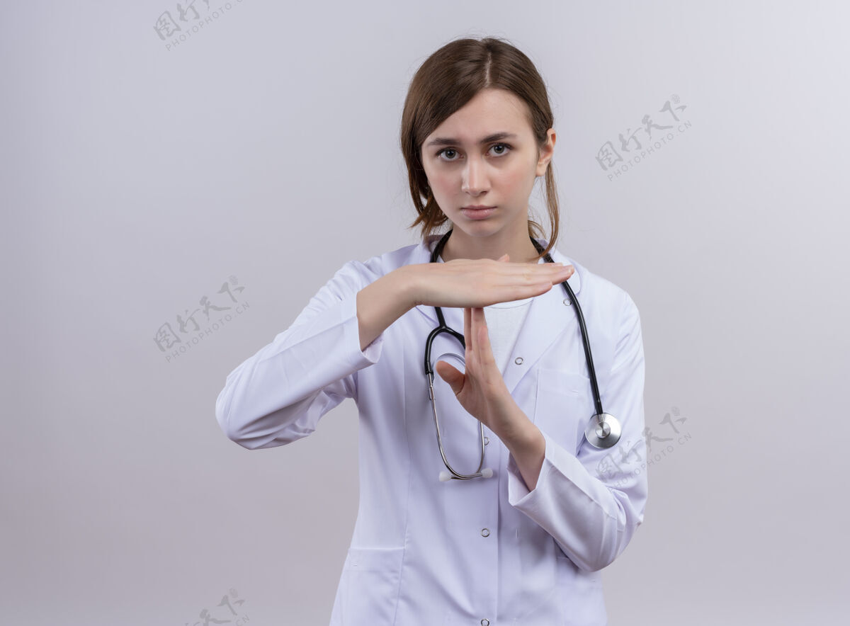 医生穿着医用长袍和听诊器 表情严肃的年轻女医生 在复印空间做超时手势手势长袍穿着