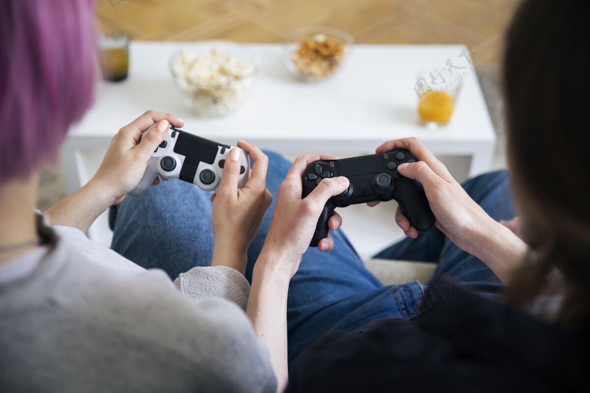 游戏在室内玩电子游戏的年轻夫妇虚拟男人视频游戏