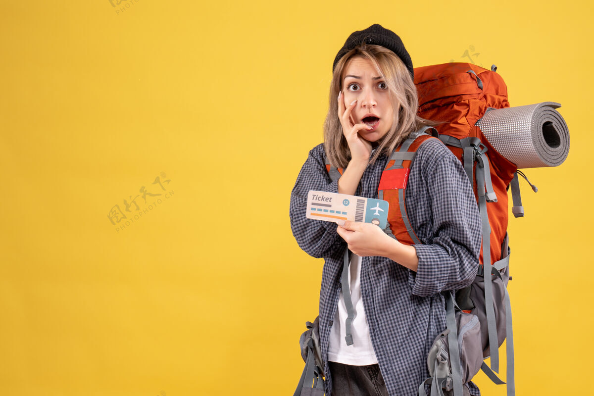 抱着困惑的旅行妇女与背包持票前视图模型成人前面