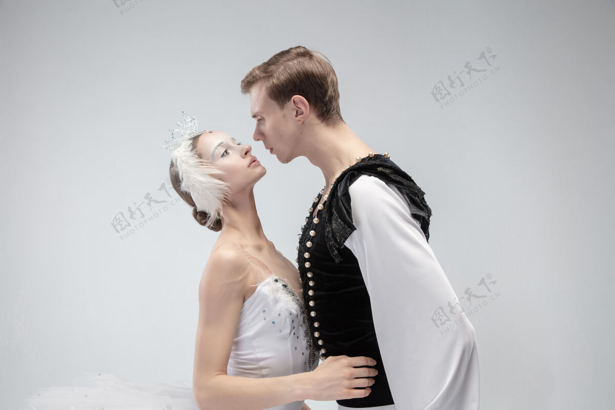 天鹅心跳优雅的经典芭蕾舞演员在白色的工作室背景上孤立地跳舞穿着柔软衣服的情侣像一只白天鹅优雅 艺术家 动作 动作概念愉悦踮脚经典