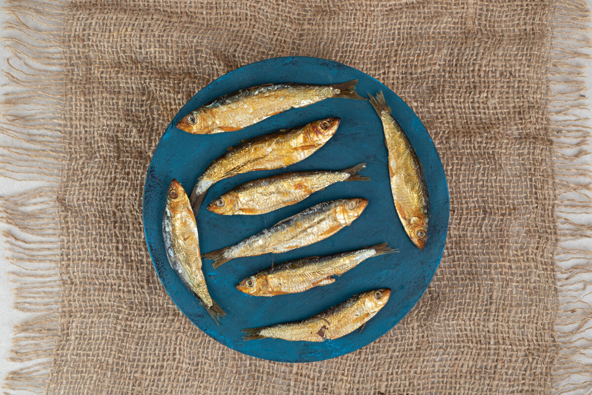 咸的蓝色盘子上的干小鱼麻布好吃的准备