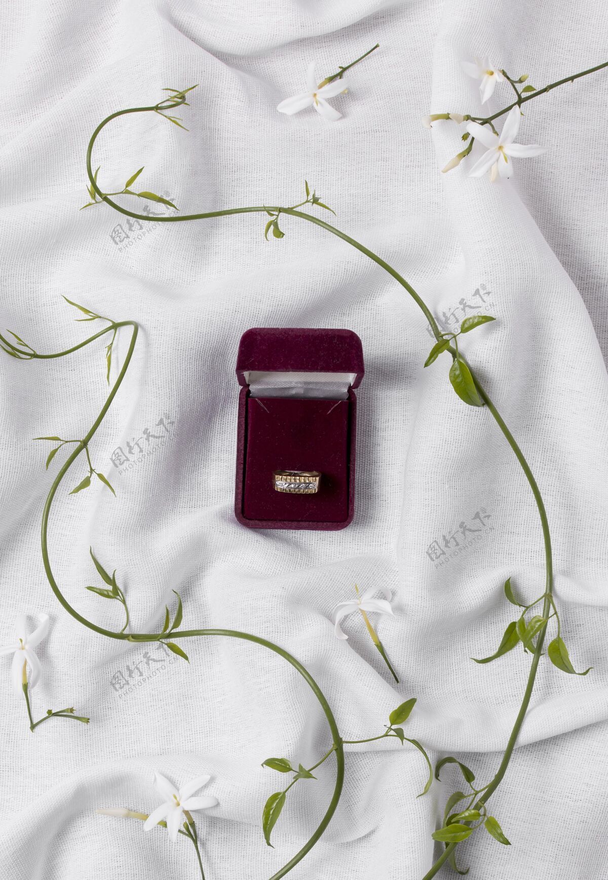 安排俯视订婚戒指和植物婚礼平面布置庆典