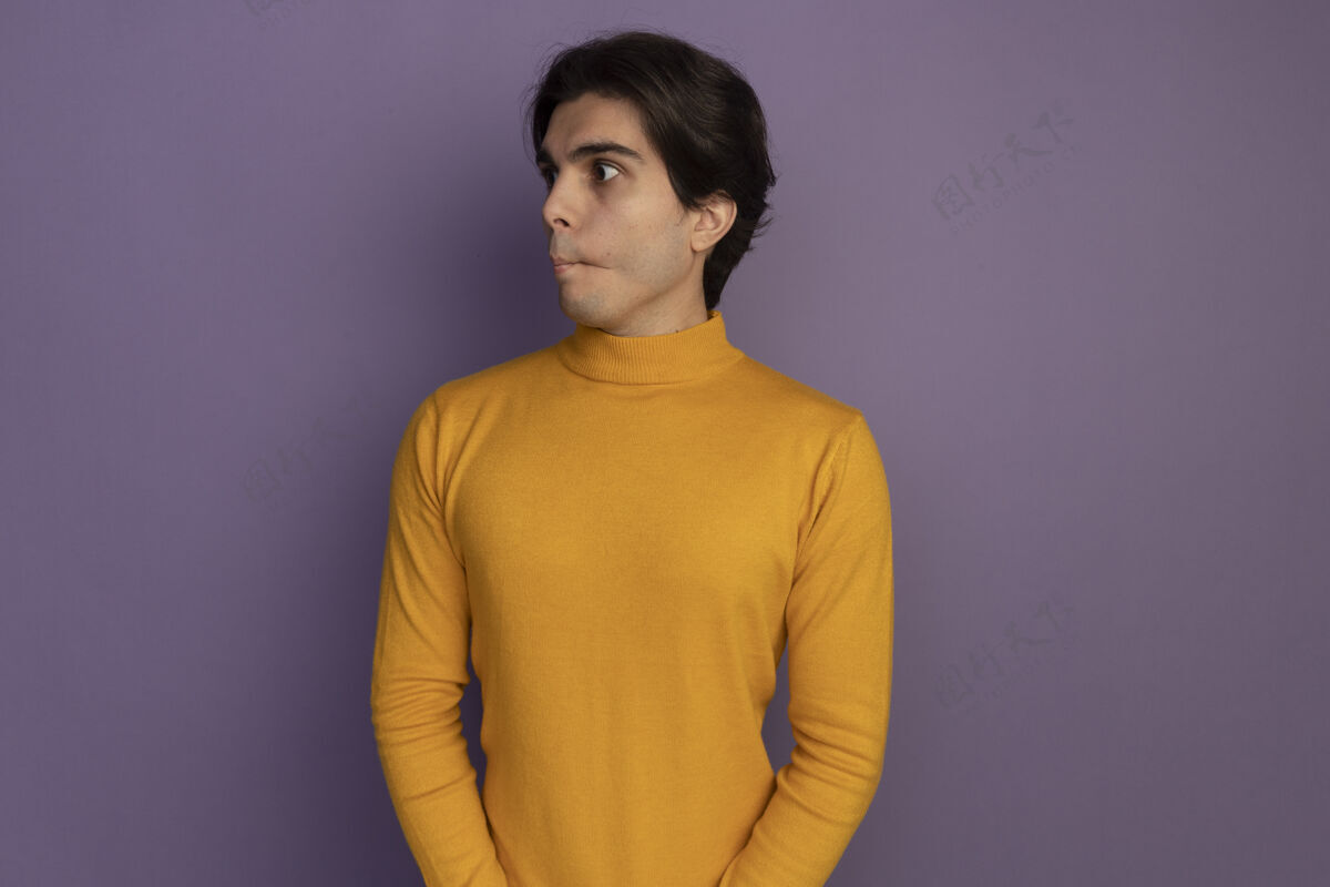 高领毛衣噘着嘴唇看着身边年轻帅哥穿着黄色高领毛衣孤立地在紫色的墙上复制空间钱包年轻人表情