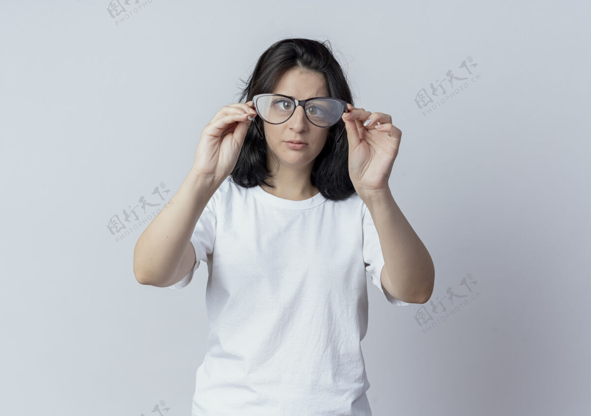 漂亮年轻漂亮的高加索女孩 戴着眼镜 隔着眼镜看镜头 背景是白色的 有复印空间女孩年轻抱着