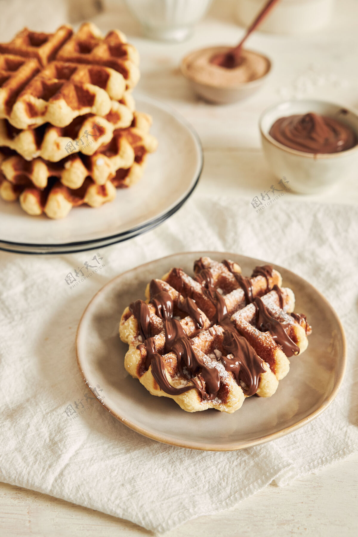 甜点在白色桌子上垂直拍摄美味的华夫饼和巧克力酱早餐巧克力粉