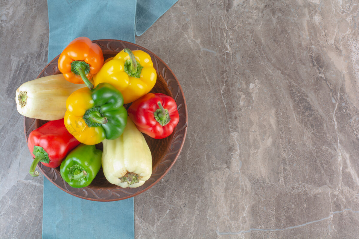 自然一盘五颜六色的新鲜甜椒放在大理石表面烹饪烹饪生的