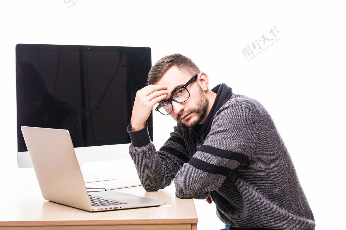 黑色戴眼镜的悲伤帅哥背着显示器在笔记本电脑上工作人悲伤咖啡馆