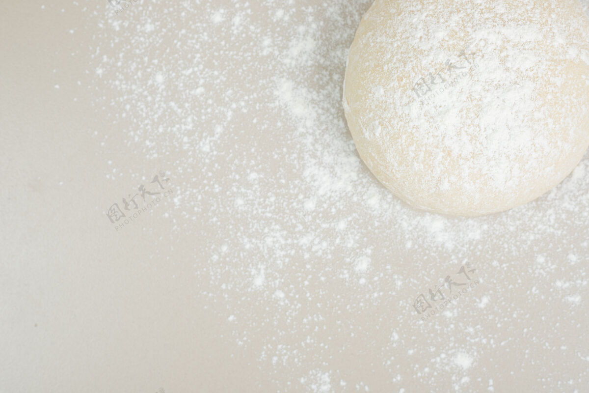 准备白面桌上的面粉粉营养背景粉末