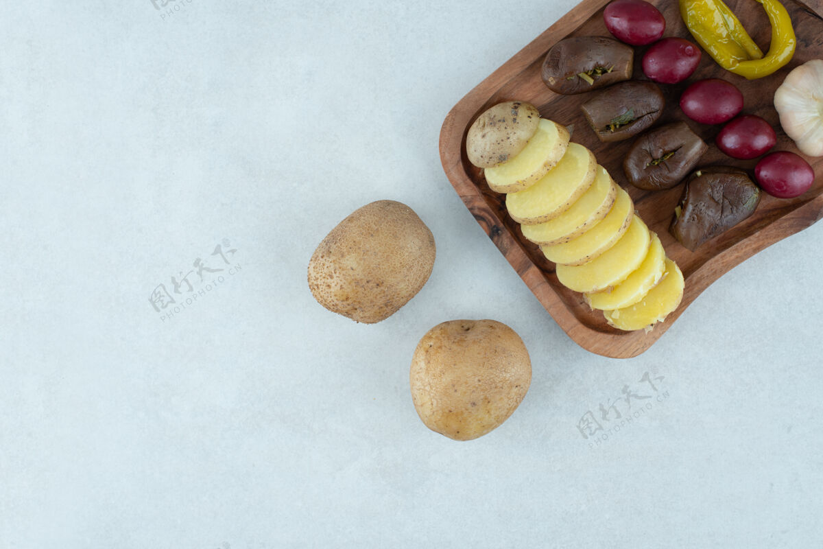 土豆把腌菜和煮土豆放在木板上美味盐品种