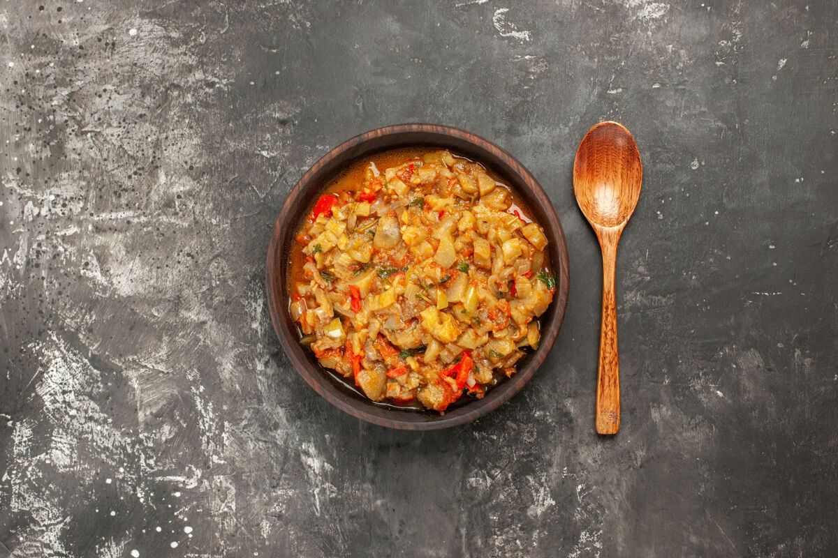 扁豆顶视图烤茄子沙拉碗木勺在黑暗的表面一餐碗烤肉