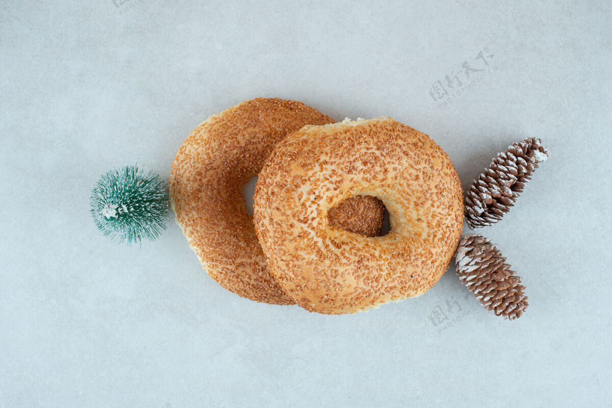 面包房两个美味的百吉饼 还有小圣诞树和松果圆形两个甜筒