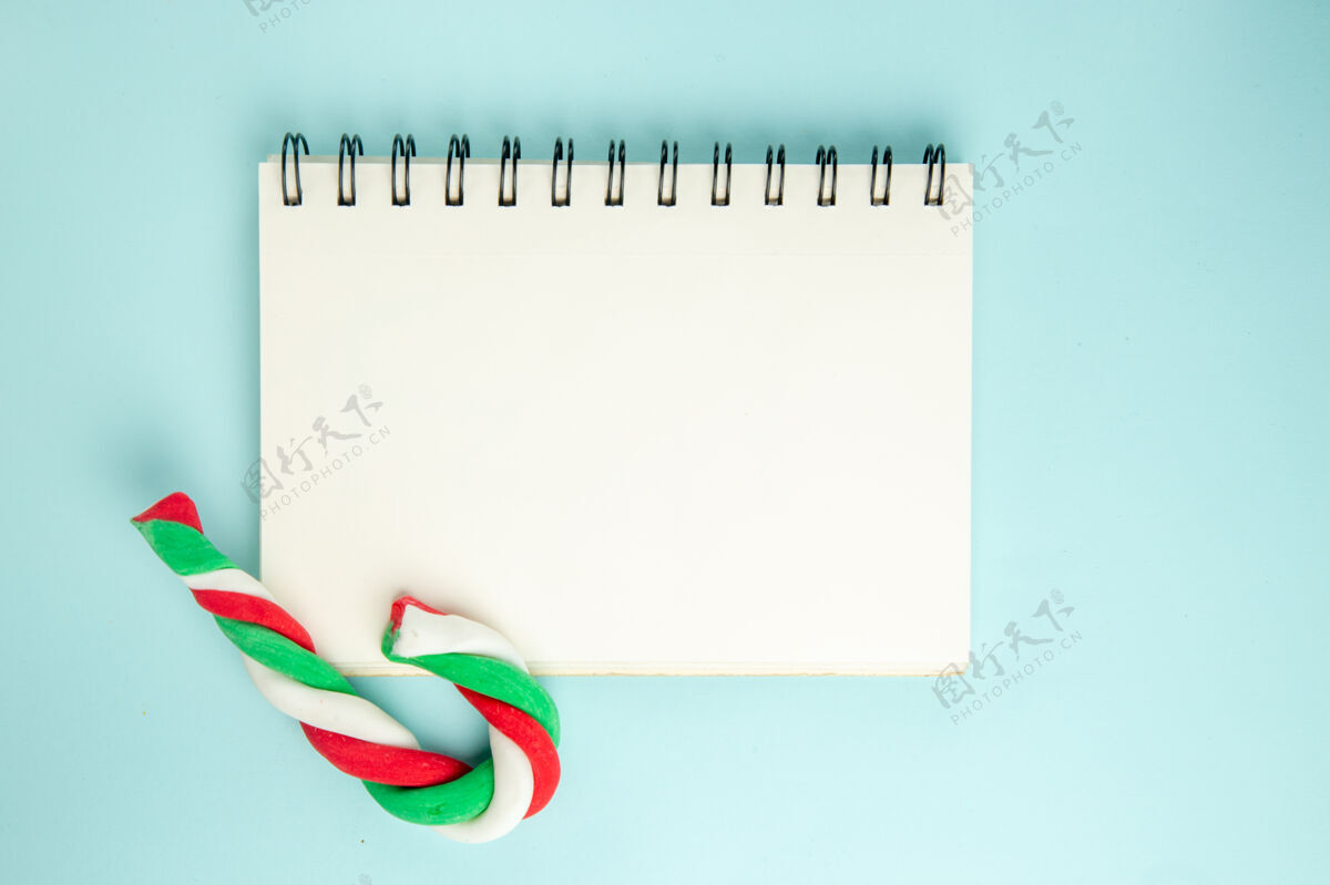 圣诞节打开的蓝色表面糖果记事本俯视图糖果打开记事本边框