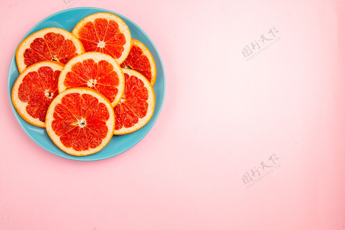 盘子美味的葡萄柚水果片在粉红色表面盘子内俯视图醇香里面水果