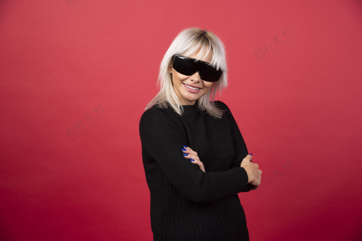 成人红墙上戴着黑眼镜站着摆姿势的女人的画像休闲玻璃护目镜