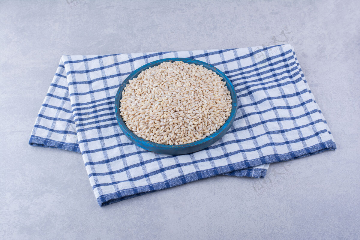毛巾在大理石表面的毛巾上放一小盘米饭谷物农业自然
