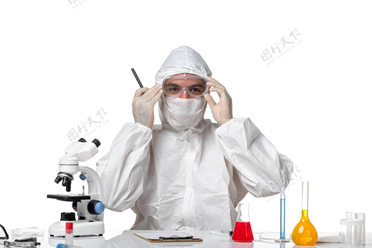 医学正面图男性医生穿着防护服 戴着面罩 因为科维德只是坐在白色空间化学医生专业