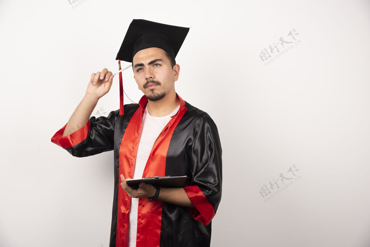 帽子年轻的研究生拿着毕业证思考着白色持有毕业思考