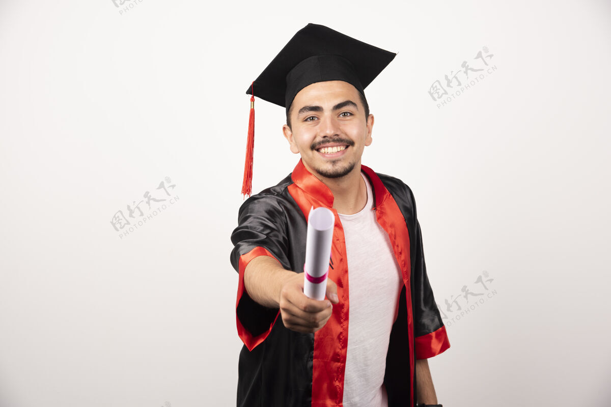 成功快乐的男生在白纸上展示他的毕业证书学生姿势证书