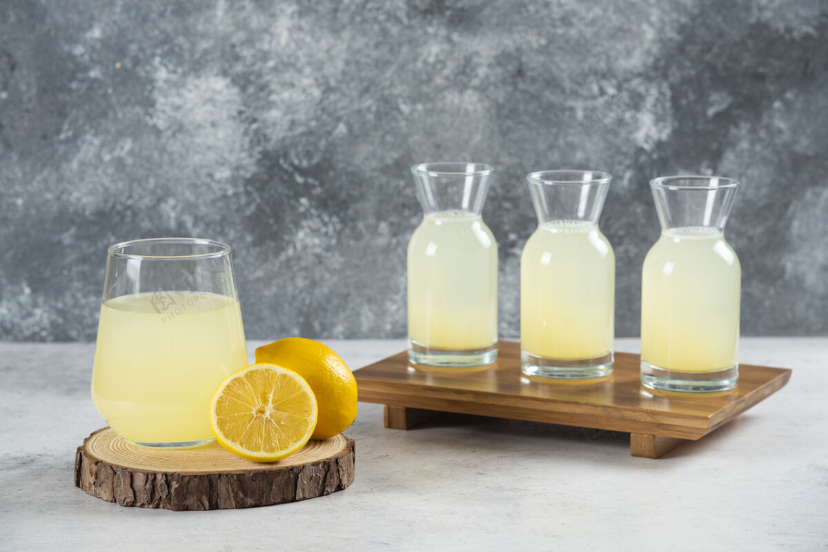 酸在木板上放一杯新鲜的柠檬汁凉水果汁