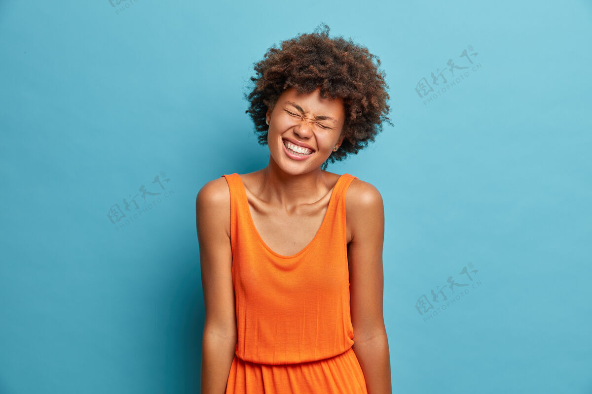 年轻积极的黑皮肤女人 表情喜出望外 闭上眼睛大笑牙齿肖像微笑