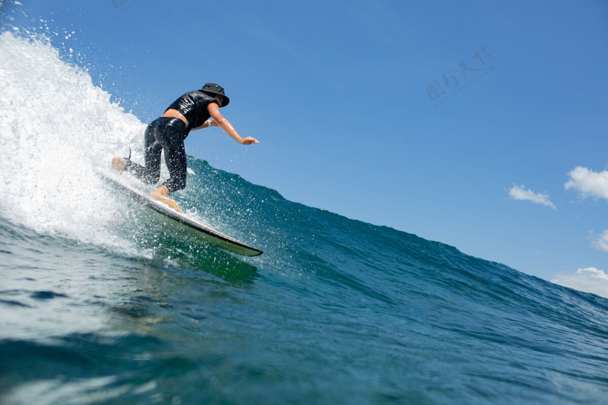水上运动在蓝色波浪上冲浪娱乐活动冲浪板