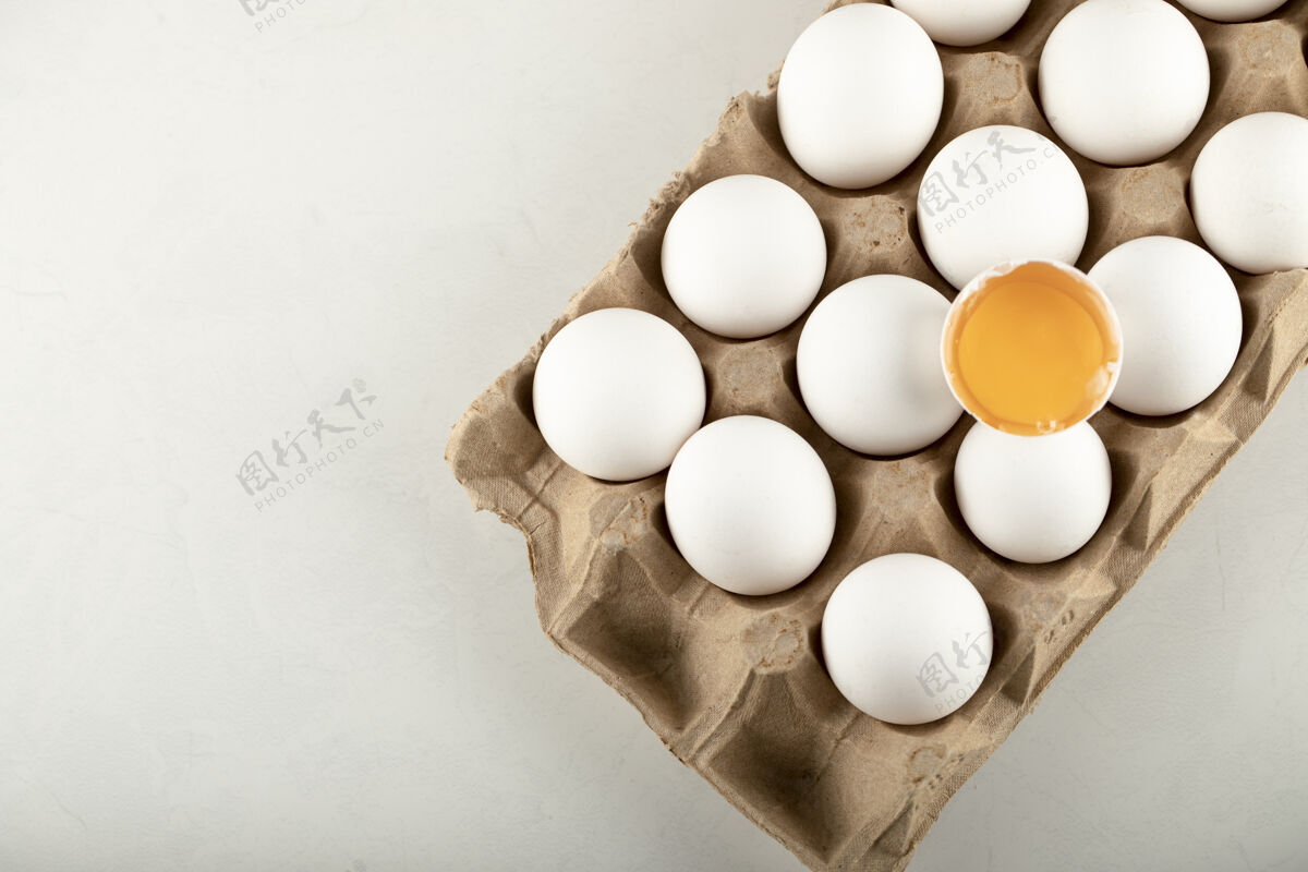鸡蛋盒生鸡蛋放在蛋盒里 放在白色的表面上蛋白质产品农场