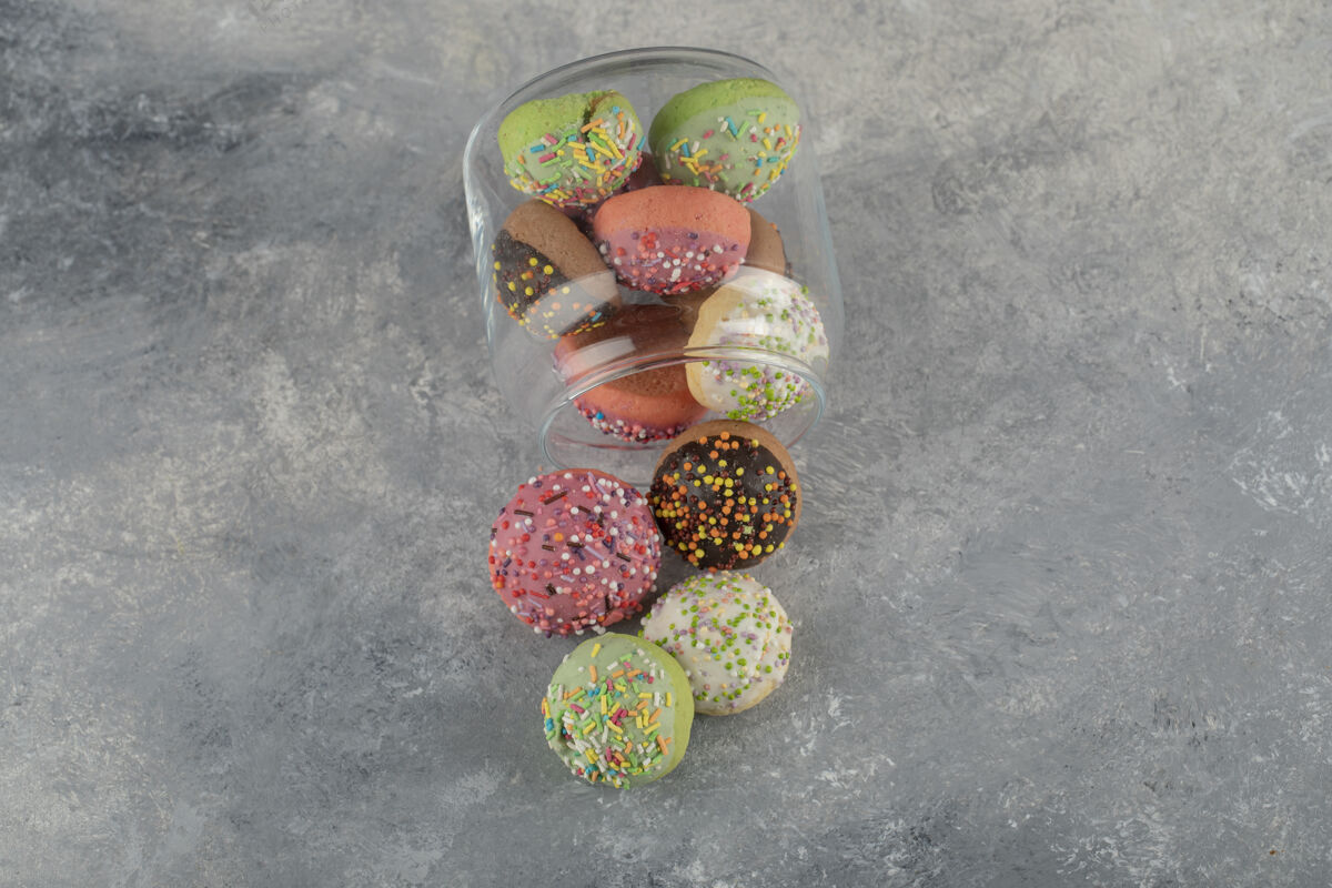 堆栈一个装满五颜六色的小甜甜圈的玻璃罐颜色小美味
