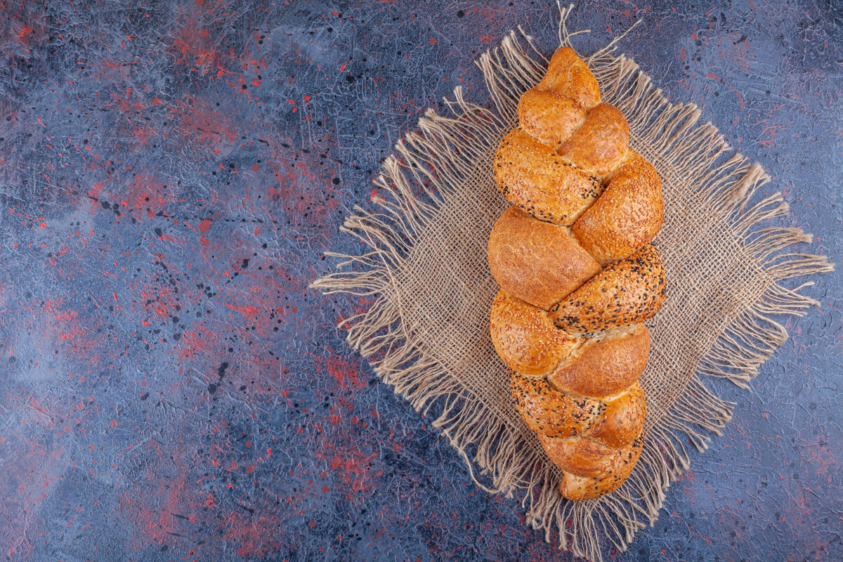面包美味的法式面包放在茶巾上 蓝色背景背景风味美味