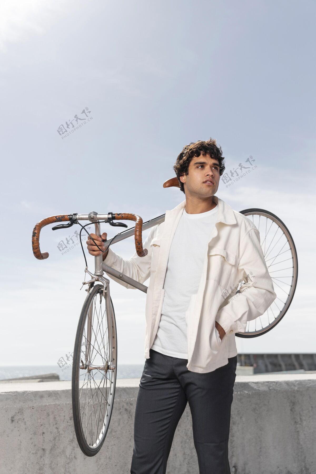 环保年轻人在他的自行车旁摆姿势积极个人街道