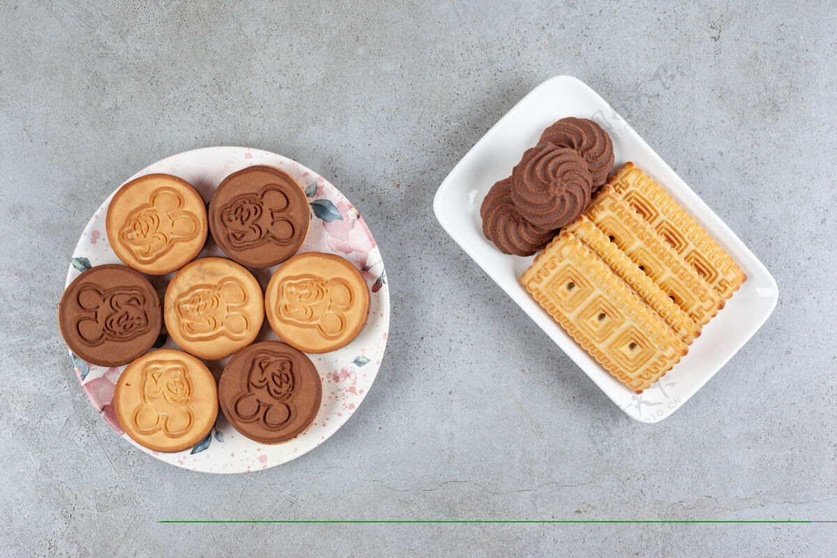 饼干两盘自制饼干放在大理石背景上高品质照片美味早餐烘焙食品