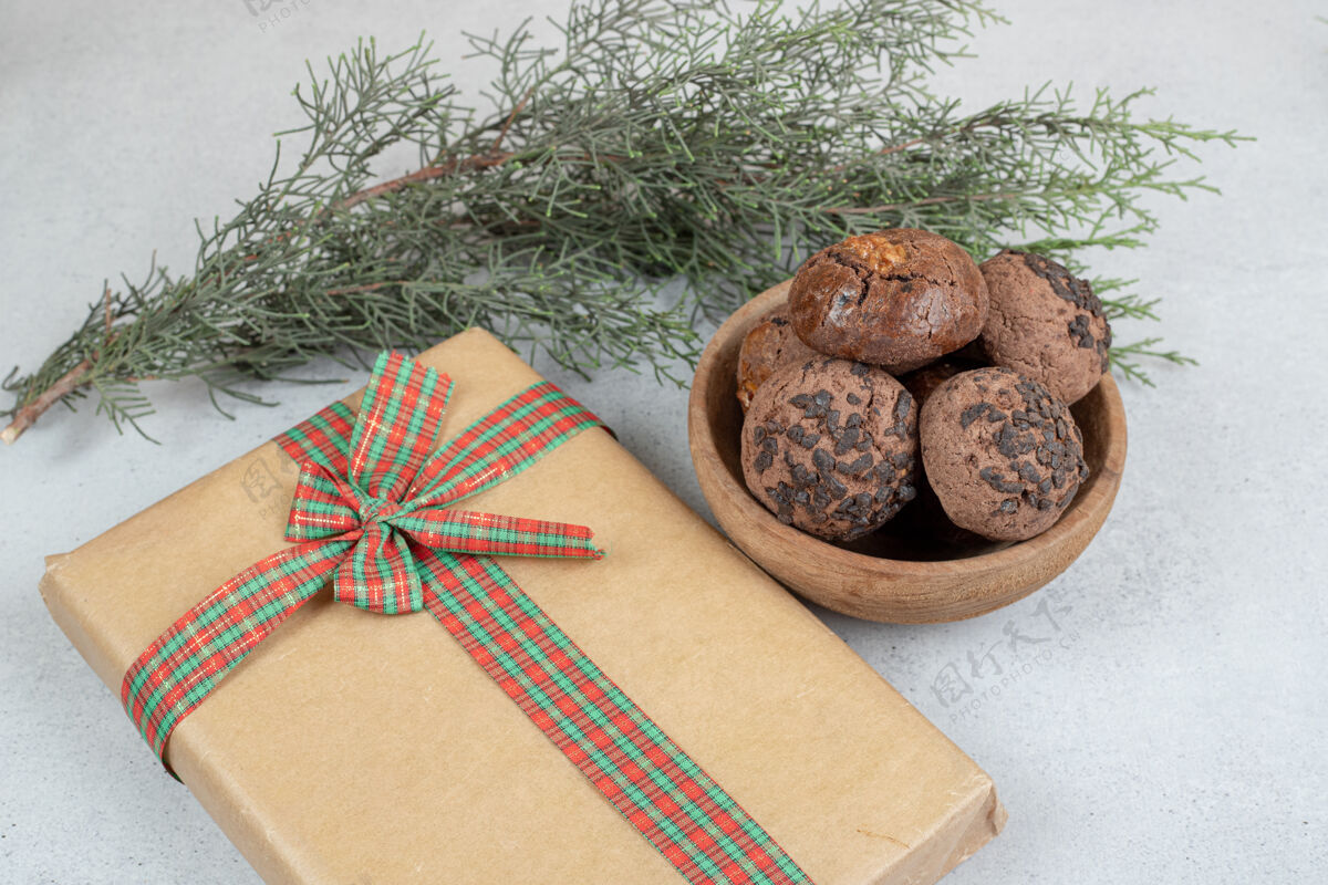 盒子一个木制的碗 里面有巧克力饼干和圣诞礼物饼干美味饼干