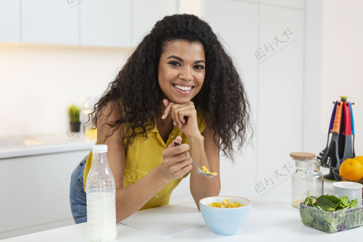 房间准备一碗牛奶麦片的女人公寓女人休闲
