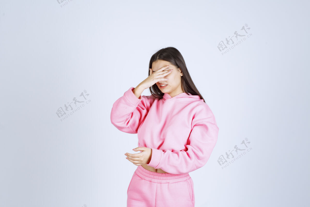 计划穿粉红色睡衣的女孩看起来很困惑 很体贴姿势头脑风暴无聊