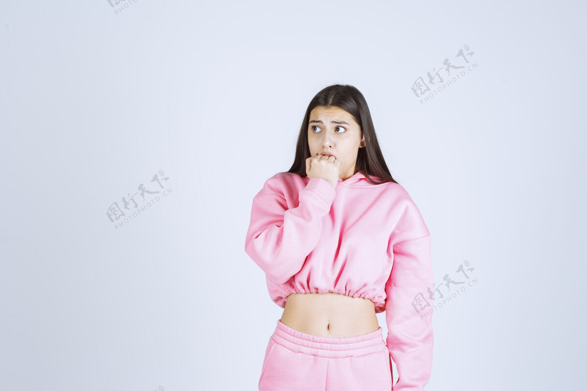 检查穿着粉色睡衣的女孩在思考和分析成人女性女人