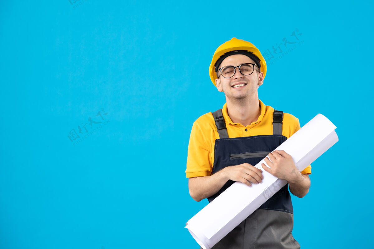 笔记本电脑前视图男性建筑工人穿着制服 蓝色平面图计划电脑人