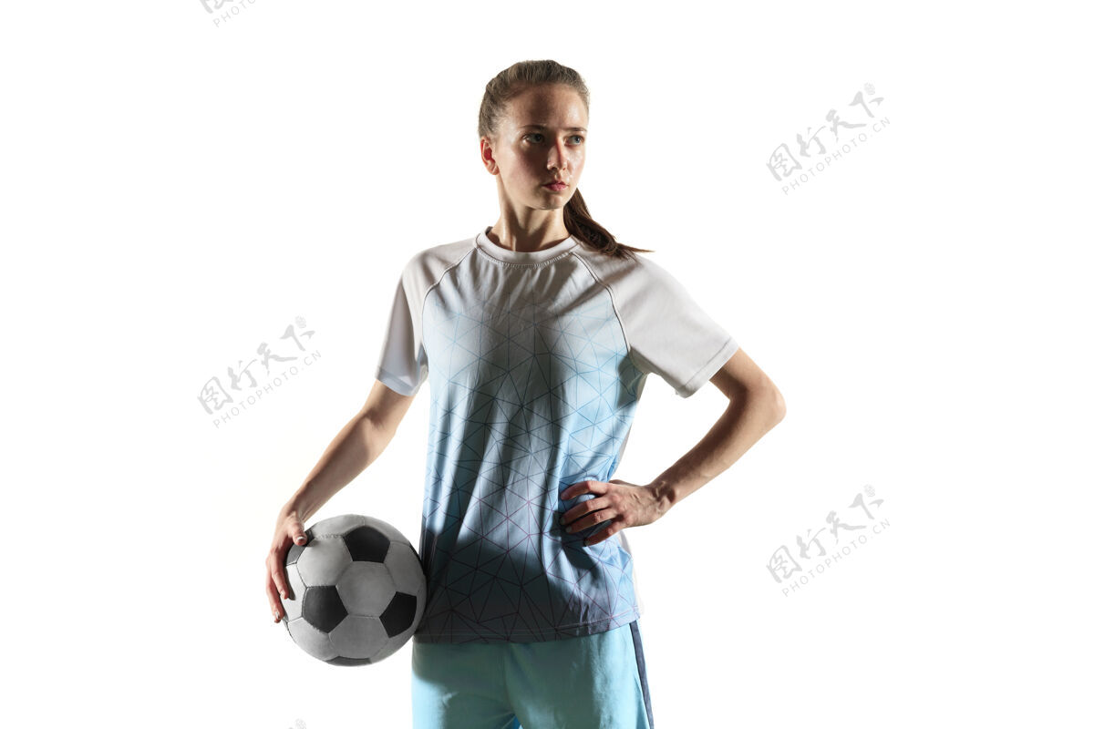 靴子年轻的女足球运动员或足球运动员 长发 运动服和靴子 站在白色背景上 球与外界隔绝健康生活方式 职业运动 爱好的概念活跃专业比赛