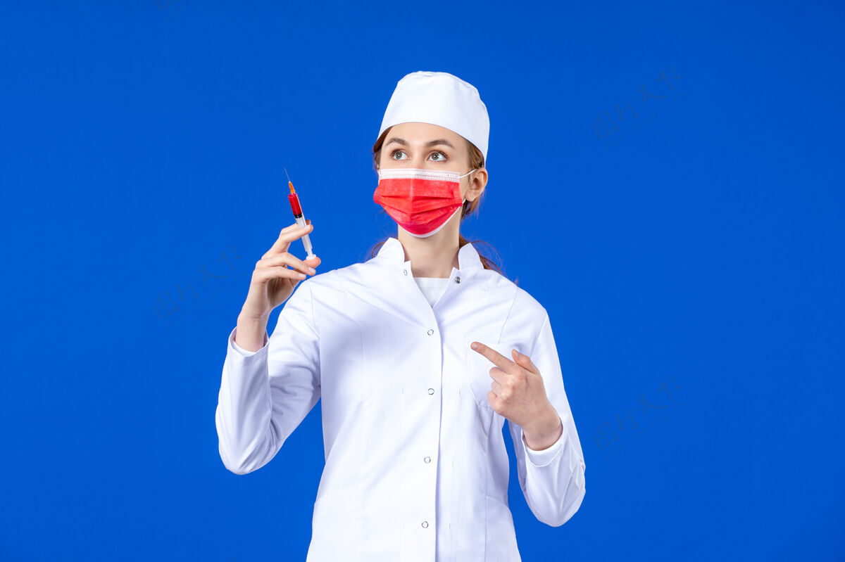 注射正面图：身穿白色医疗服的女护士 戴着红色面罩 手上拿着蓝色针剂病毒面具套装