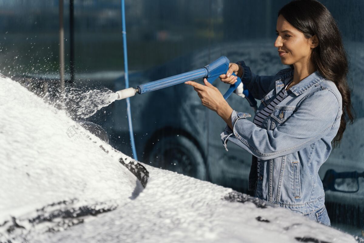 车辆在户外洗车的女人人成人女