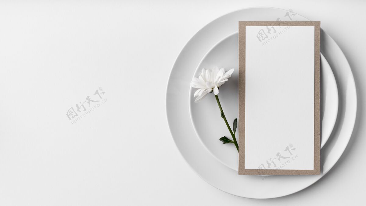 水平平面布置的桌子与春季菜单模型和花春天顶视图平面