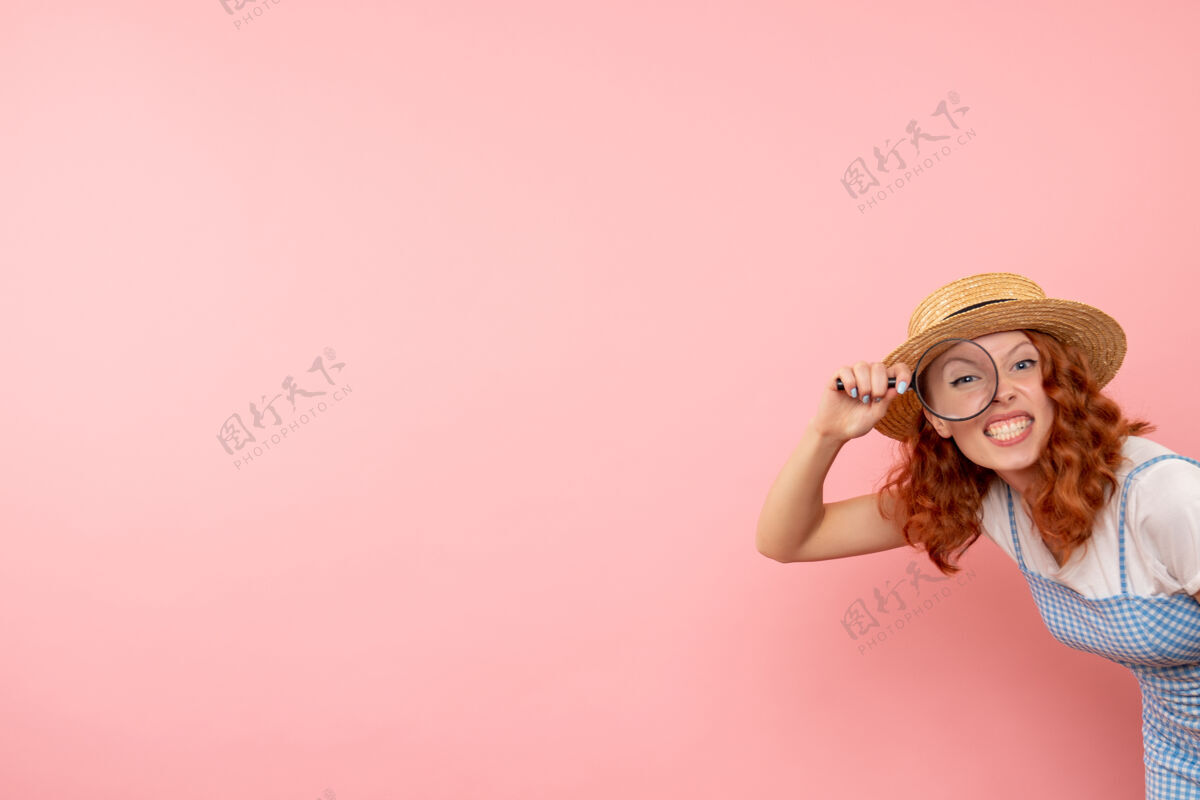 粉色正面图女游客手持放大镜放大镜时尚女人