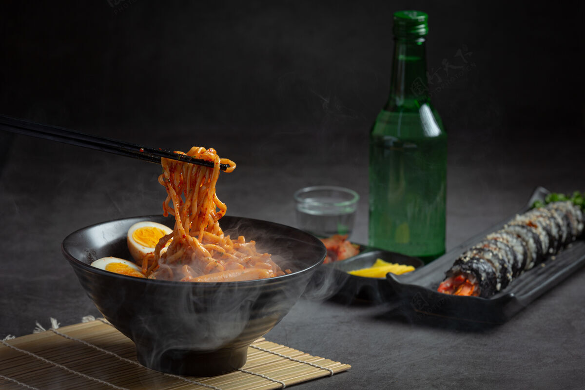 烹饪韩式方便面和韩国辣酱泡面 古老的食物韩国葱拉面