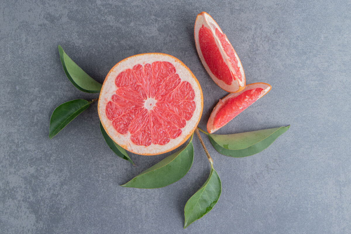 生的柚子和叶子在灰色的表面上健康柑橘有机