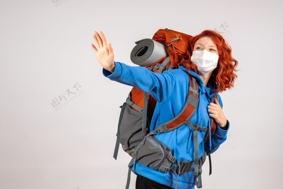 女人正面图女游客带着背包 戴着面具上山旅游面具人背包