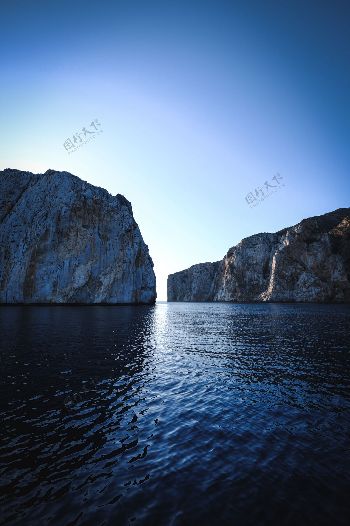 太阳以悬崖为背景的大海的垂直镜头水风景岩石