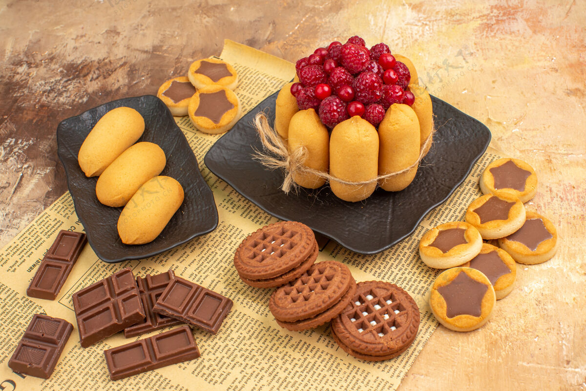 可食用水果美味蛋糕的侧视图不同的饼干放在棕色盘子上的混色桌上甜点饮食饼干